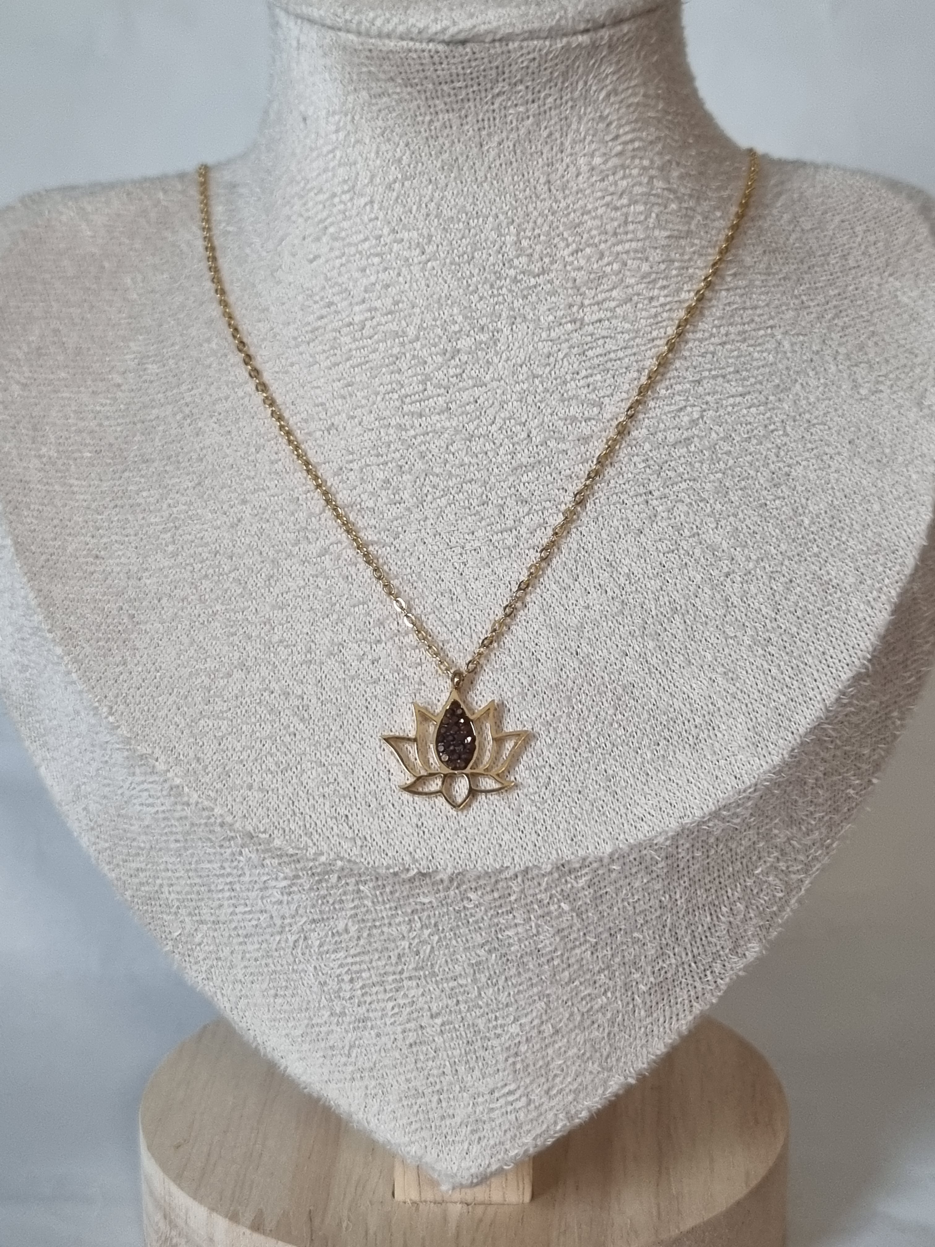 Collier Lotus Doré & Pierre Noire
