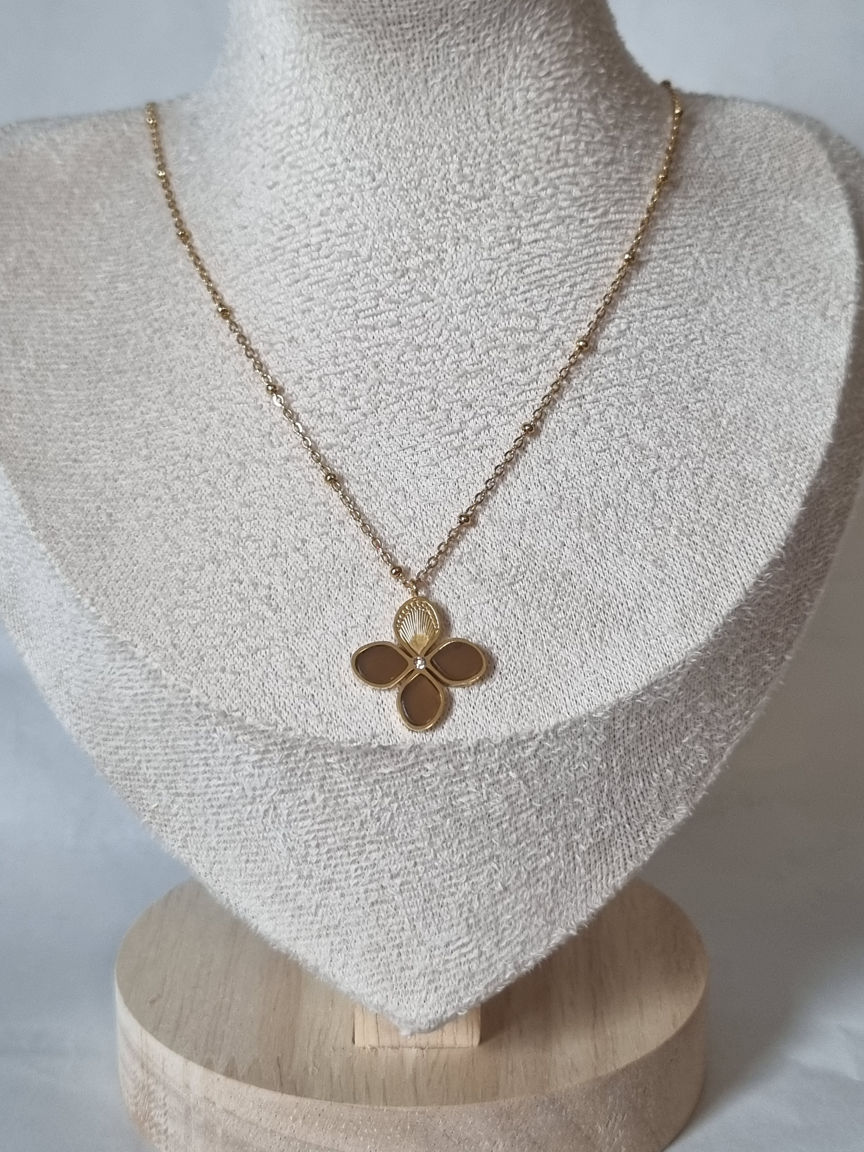 Collier Fleur Dorée & Pierre Blanche