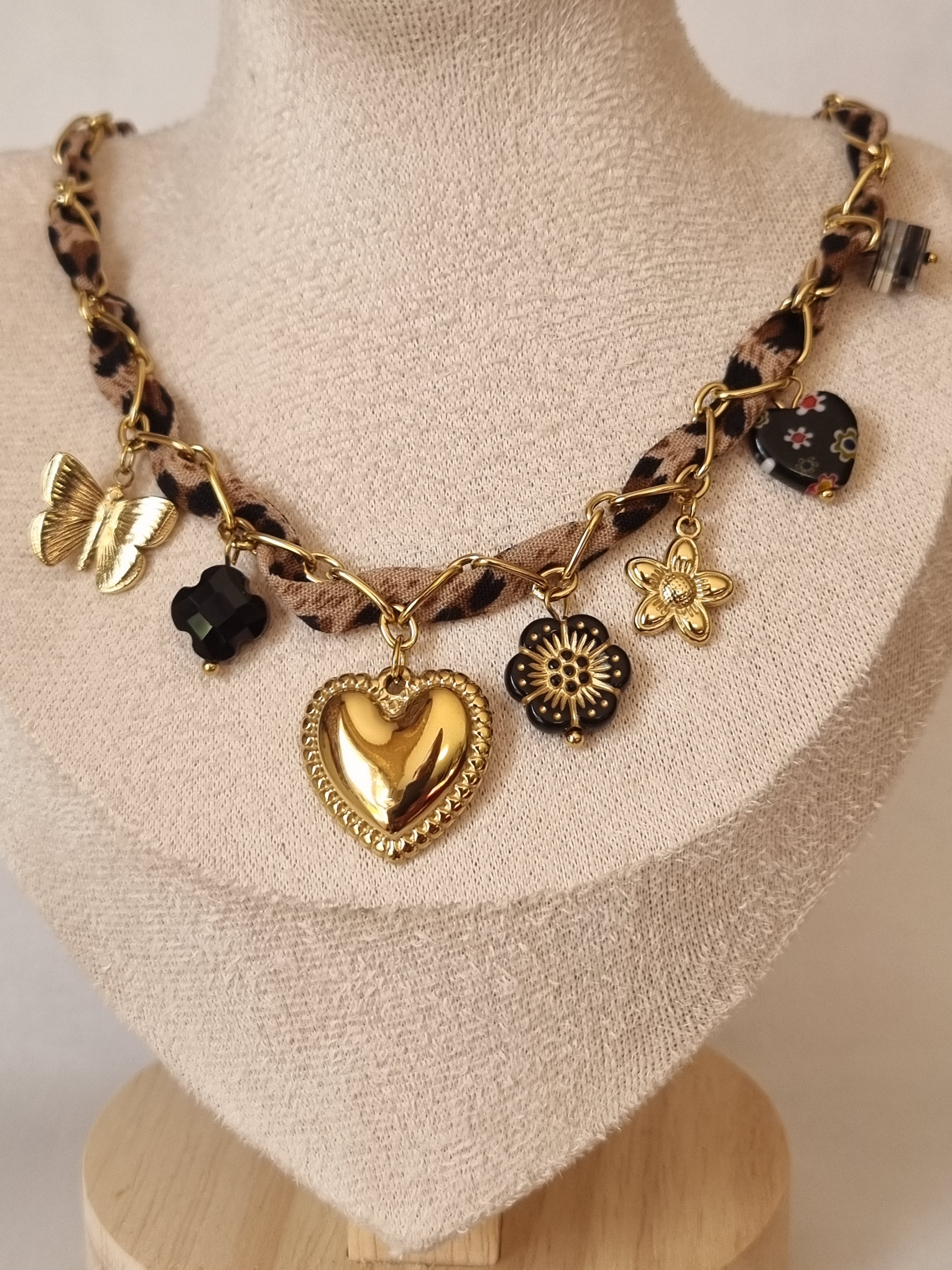 Collier Charms Dorés & Cœur Noir