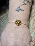 Bracelet doré médaillon embossé