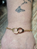 Bracelet doré menotte