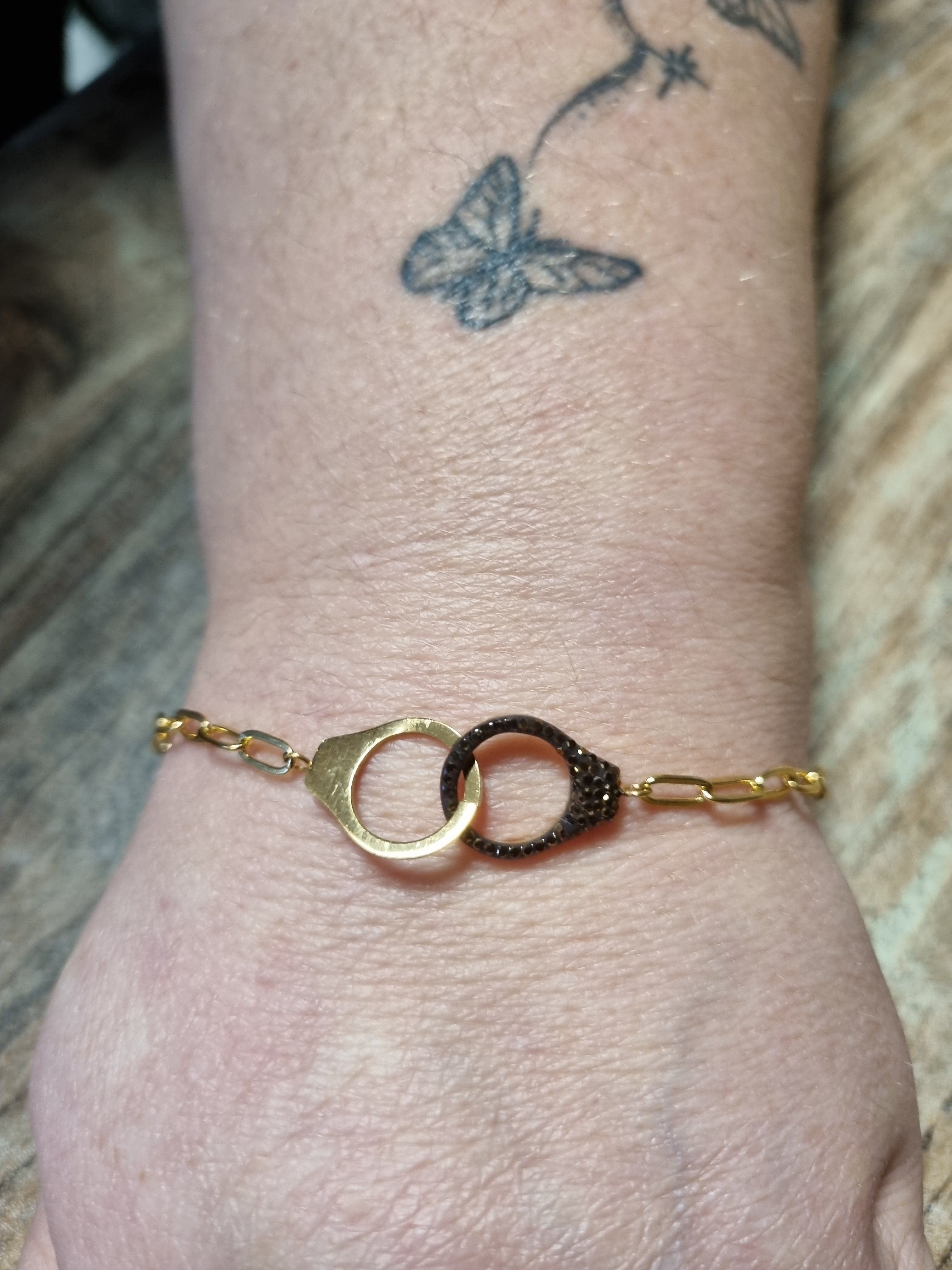 Bracelet doré menotte