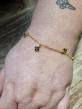 Bracelet doré fleurs noires
