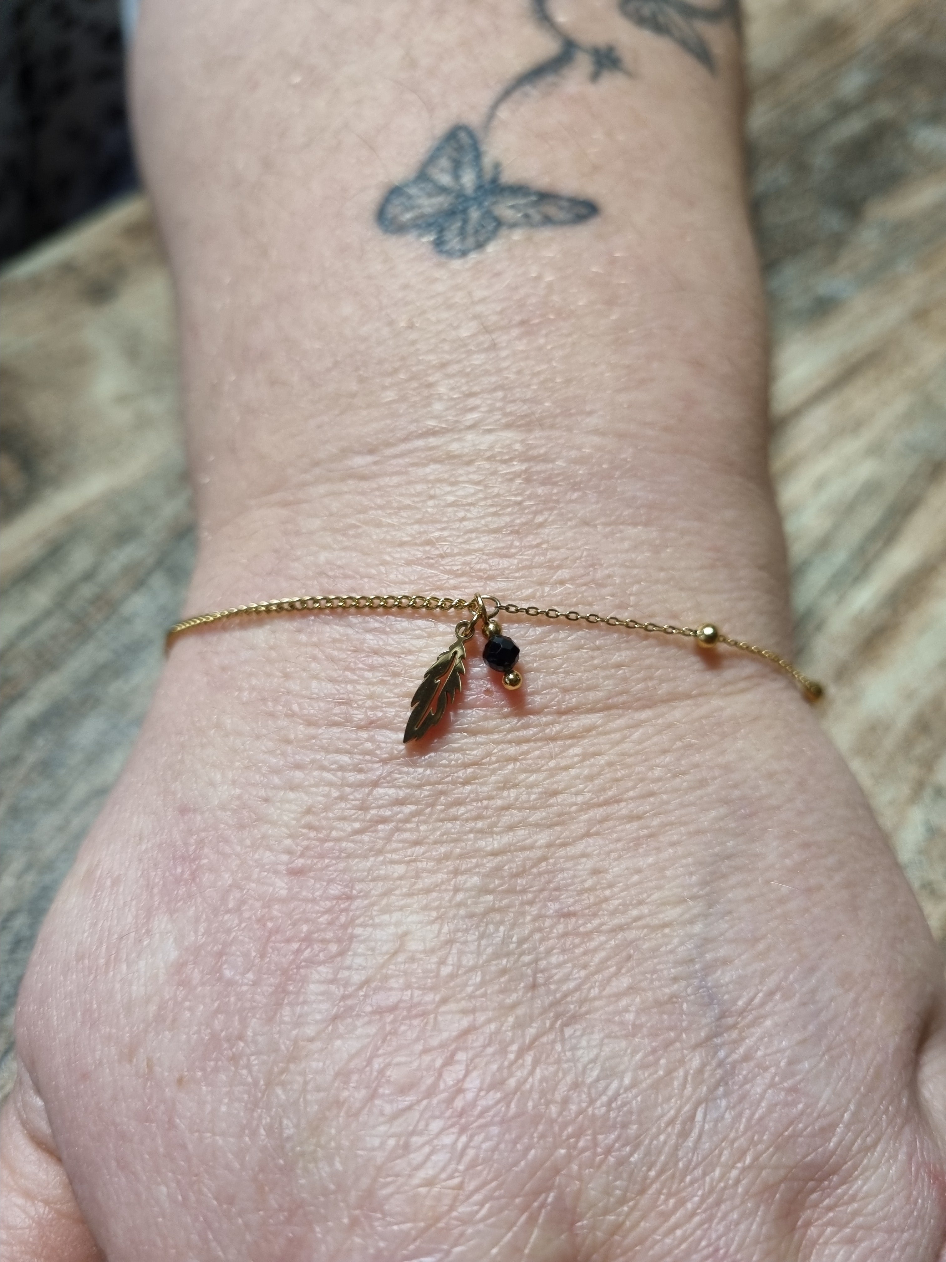 Bracelet doré plume – Légèreté chic et éclat doré