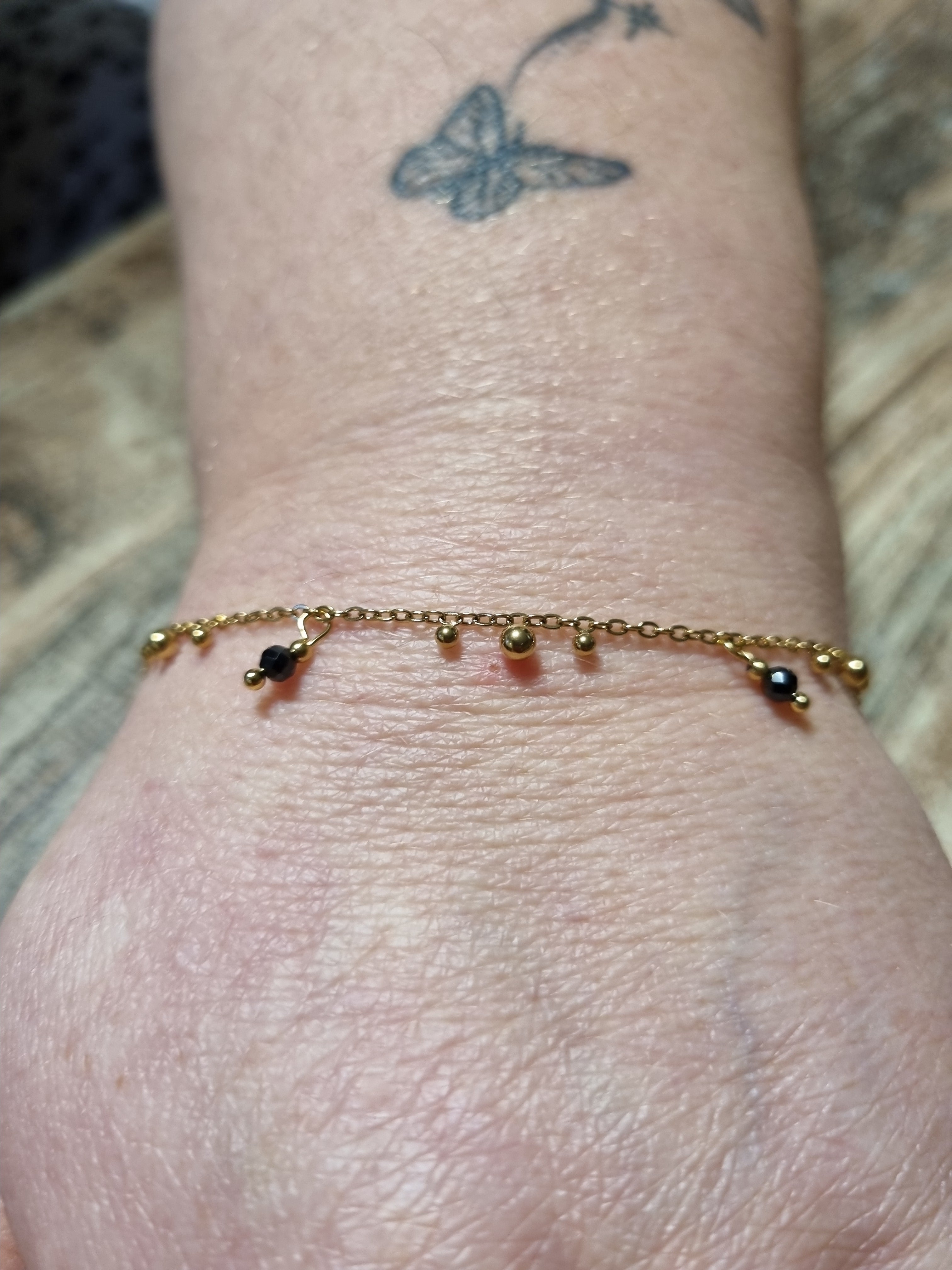 Bracelet doré perles noires