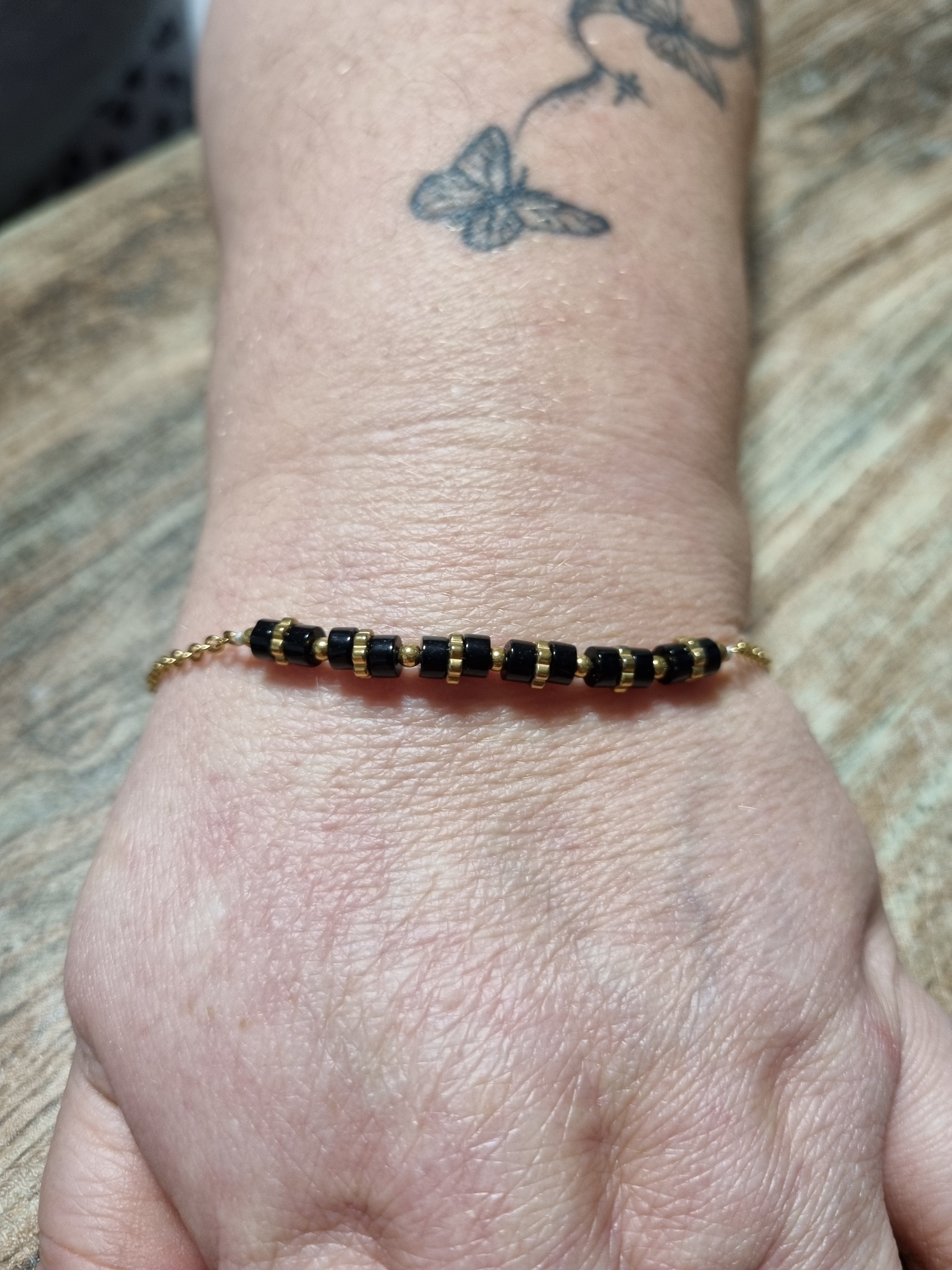 Bracelet doré perles noires