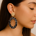 Boucles d’oreilles Anneaux Marbrés Noir & Blanc – Doré Texturé