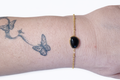 Bracelet doré à pierre noire