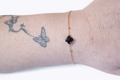 Bracelet trèfle noir doré – Porte‑bonheur chic et délicat